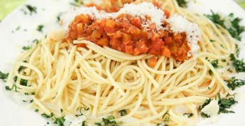 2. Hauptgang: Spaghetti mit Gemüsebolognese von Horst Lichter 800 g Hackfleisch, gemischt 1 Zwiebel 2 Knoblauchzehen 2 Möhren 1 Stange Lauch je 1 rote und gelbe Paprikaschote 400 g Spaghetti Salz 3