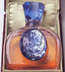 Das Glaswerk presste auf der Rückseite seiner Flakons ein Signet ein: Parfumflakons aus den Jahren 1840 bis 1845 tragen die eingegossene Unterschrift von Pochet & du Courval [S. 17] Abb.