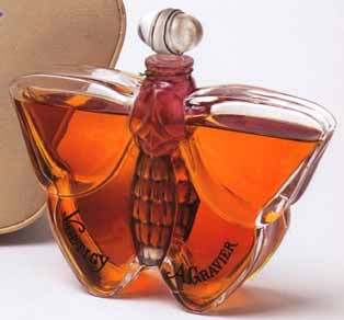 Lange Zeit waren Flakons aus farblosem Kristallglas, dadurch wurde die Farbe des Parfums allmählich selbst zu einem gestalterischen Motiv. Abb. 2009-2/360 Flakon für A. Gravier, 1913, Baccarat, No.
