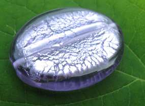 Handgefertigte Glasperlen Lila Bild Nuer Beschreibung Größe Preis in Euro pro Stück L24010 Silver Line, Ovale Perle lila mit Silberstreifen und ca.