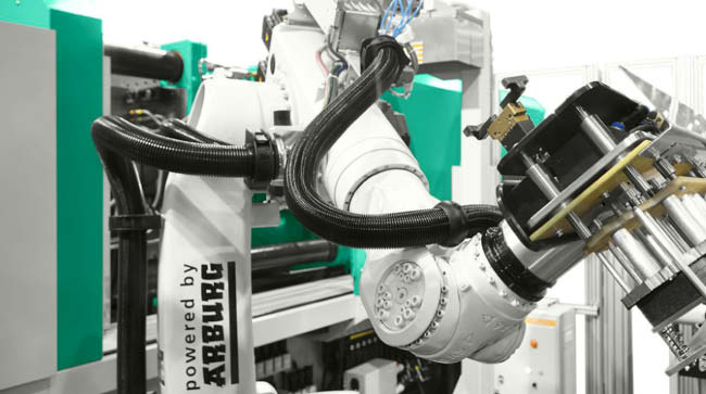 Roboter und Turnkey-Lösungen 5 Partikelschaum-VerbundSpritzgießen (PVSG) 470 S 1000-170 Sechs-Achs-Roboter > Leichtbau: Kombination Partikelschaum mit Kunststoff > Integrierte Schäumanlage