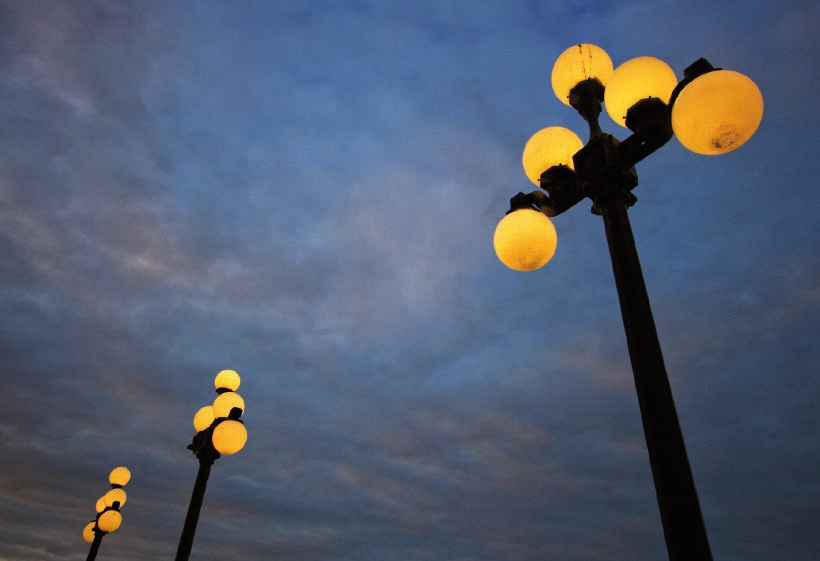 Ineffiziente Quecksilberdampf- Hochdrucklampen und veraltete Leuchten sind noch häufig im Stadtbild zu finden. Das belastet die Haushalte der Kommunen und schadet dem Klima erheblich.