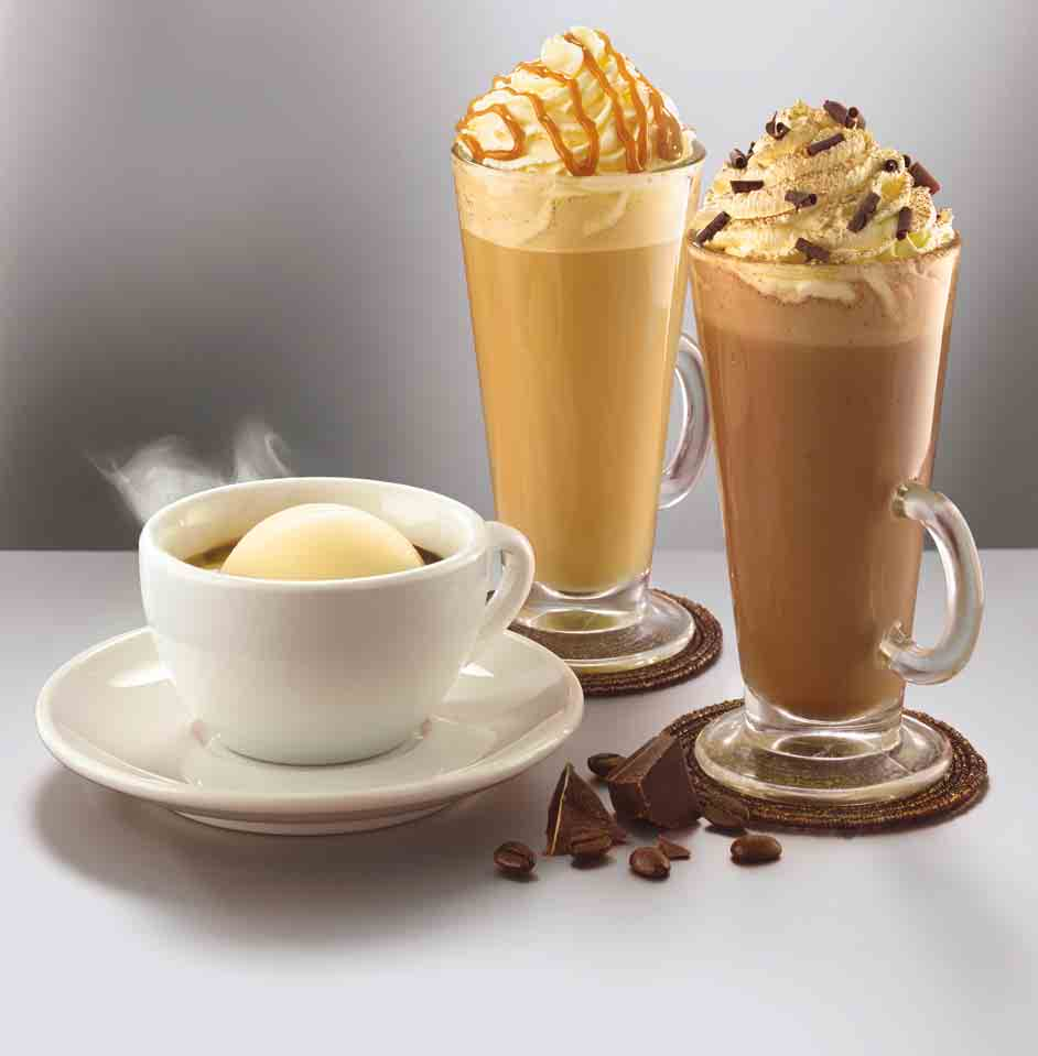 Heiß Rich Hot Chocolate Heiße Schokolade mit zwei geschmolzenen Scoops Belgian Chocolate Eiscreme und geschäumter Milch.