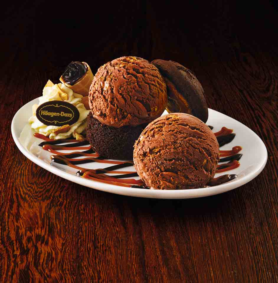 Limited Edition CHOCOLATE CARAMEL CONE EXTRAVAGANZA Zwei Scoops Chocolate Caramel Cone Eiscreme serviert mit einem warmen