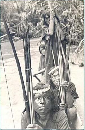 Emmermacher auf, das Souvenirs von seiner Amazonasexpedition enthält.