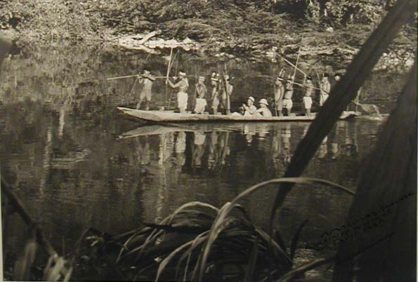 13 (rechts: Bildausschnitte): Kakataibo-Indianer auf Tapir-Jagd mit K. W. Emmermacher. Rückseitig auf der Photographie ist eine Visitenkarte von K. W. Emmermacher (vgl. Abb.