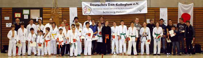 Schleswig-Holstein Jiu-Jitsu Landesmeisterschaften 2013 in Schleswig-Holstein Am 16. November 2013 kamen erneut viele Kämpfer zusammen, um die Landesmeister im Jiu-Jitsu unter sich auszutragen. v.l.: Heinz Rottscholl, Vor.