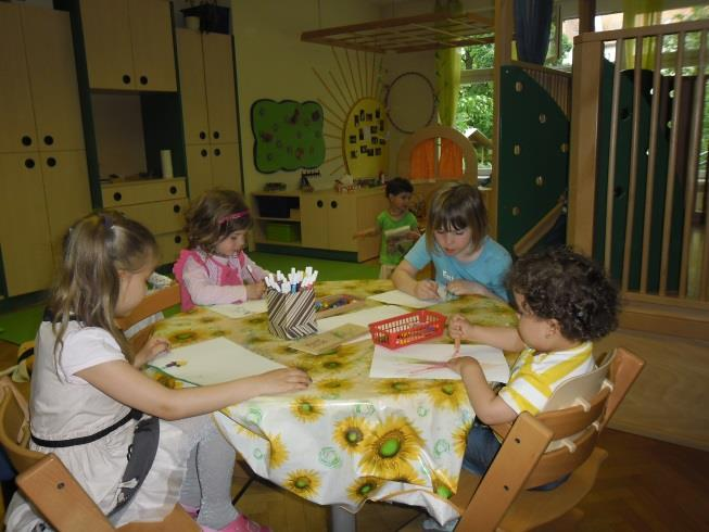 Ältere Kindergartenkinder lernen so auf jüngere Kindergarten- und auch Krippenkinder Rücksicht zu nehmen, sie zu unterstützen und entwickeln somit soziale Verhaltensweisen.