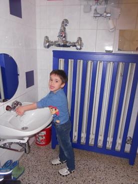 Eigene Wickelladen mit persönlichen Hygieneartikeln sind für die Kinder jeder Zeit zugänglich.