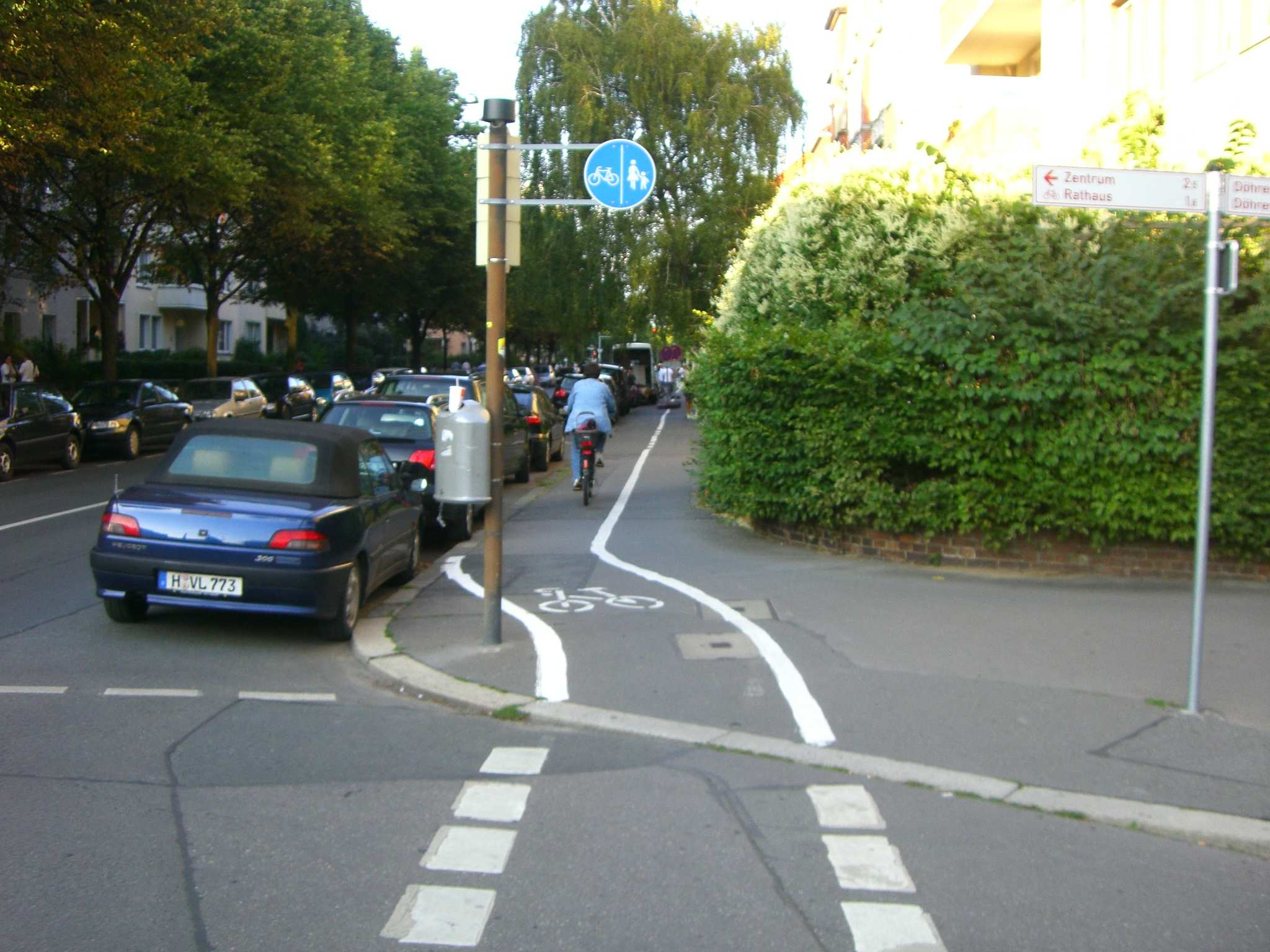 Exkurs Radwegebenutzungspflicht Radwege dürfen nur als benutzungspflichtig ausgewiesen werden, wenn - dies aus Gründen der Verkehrssicherheit und des Verkehrsablaufs tatsächlich erforderlich ist -