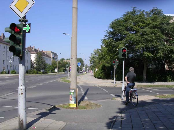 PGV Radverkehrskonzept Cottbus 11 Bild 6-16: Eigener Signalgeber für den Radverkehr an einem kleineren Knoten im Zuge der Willy-Brandt-Straße Freigabezeiten entsprechen denen der