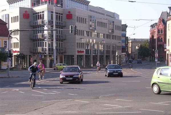 PGV Radverkehrskonzept Cottbus 28 lerdings sollte geprüft werden, wie die kritische Weiterfahrt der Radfahrer auf dem engen linksseitigen Gehweg der Straße der Jugend (südlich der Ostrower Straße)