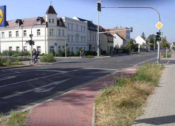 PGV Radverkehrskonzept Cottbus 6 den neueren Radwegen ist keine durchgängig einheitliche Linie erkennbar. Beispielsweise differieren neben der Führung an den Knotenpunkten auch die Beläge.