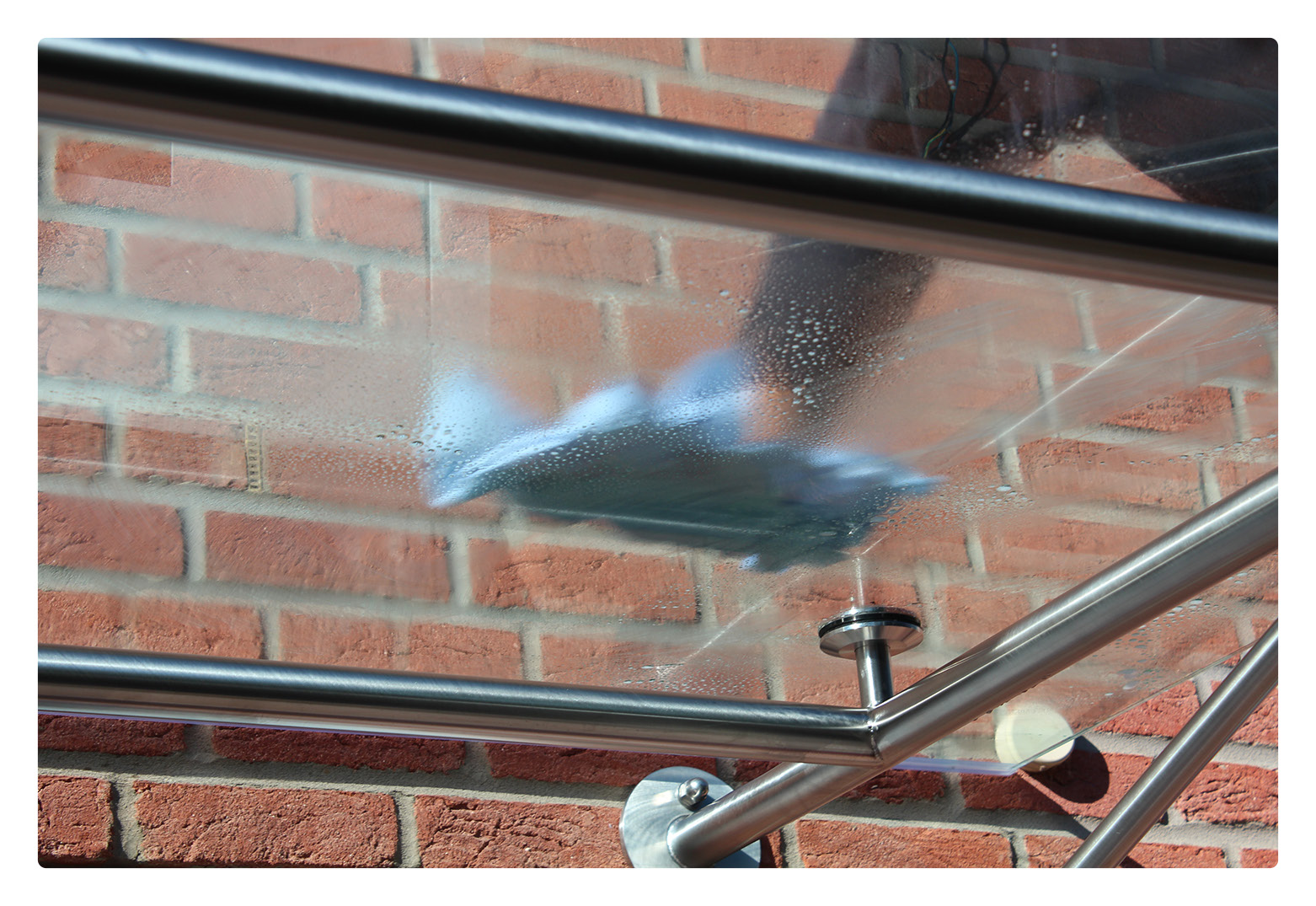 Ihr Glasprofi24-Team Damit Sie lange Freude an Ihrem Vordach haben, empfehlen wir Ihnen eine regelmäßige Pflege von Glas und Edelstahl.