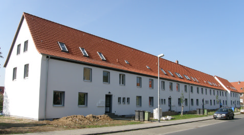 lange flache Baukörper 0,38 m/m² günstig: kompakte, hohe Baukörper 0,14 m/m² im Beispiel links ergeben sich gemessen für 2011: 19