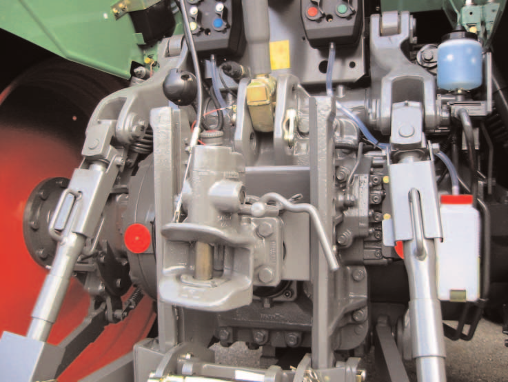 Bild 5: Heck eines Standardtraktors mit höhenverstellbarer selbsttätiger Bolzenkupplung mit "Fernbedienung" vom Traktorsitz Werkbild AGCO-Fendt Bild 1 zeigt, dass mit den meisten Kupplungen nur