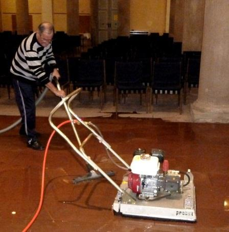 Seite 16 Streiflichter Rudolf Müller, unser Hausmeister, reinigt den Sandsteinboden der Kirche mit einem Terrassenreiniger.