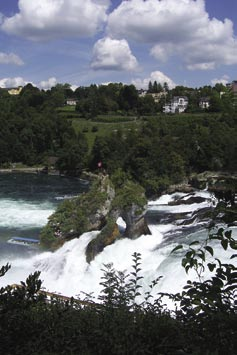 Der natürliche Wasserfall ist einer der größten Europas und definitiv einen Ausflug wert.