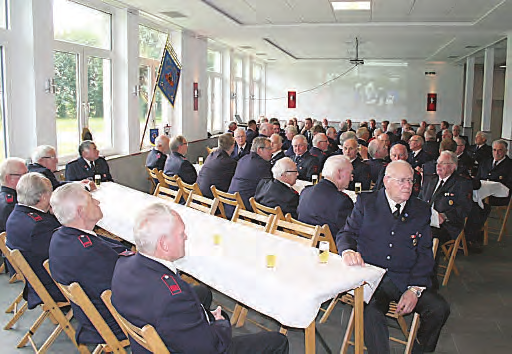 : LP / 202 4509 Ehrungen beim Jahrestreffen Dedinghausens Löschgruppenführer Thorsten Bösch (r) begrüßt 65 Kameraden der Ehrenabteilung beim Jahrestreffen im