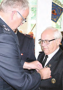 ) heftete die Ehrennadel vom Landesfeuerwehrverband an die Uniformjacke von Bernhard Becker Dedinghausen Gastgeber des Treffens und hatte sich an diesem Abend