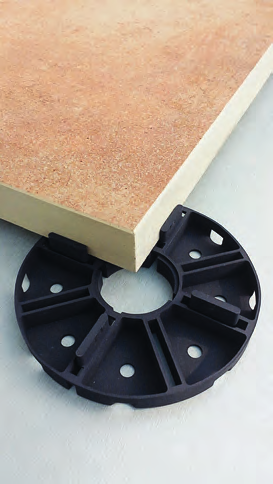 Optimal ist es, durch Kies oder Splitt ein kleines Fundament in einer Höhe von ca. 5 cm zu schaffen. Darauf werden die Platten mit einem Gummihammer ausgerichtet und fixiert.