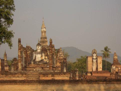 Besonders sehenswert ist die riesige Viharn Phra Mongkol Bobitr Statue. Nach der Besichtigung Weiterfahrt nach Sukothai. ersten Hauptstadt des Thai-Königsreiches.