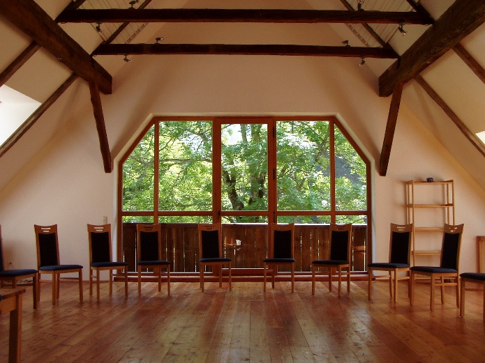 Große Fenster im Obergeschoss vermitteln direkten Kontakt zur Natur Erleben des alten Hauses mitten im Wald als