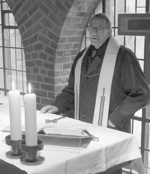 Jubiläum Jubiläum Gymnasialpfarrer i. R. Joachim Peschkes feiert Eisernes Priesterjubiläum Am Lichtmeßtag versammelte sich eine Festgemeinde in der Taufkapelle von St.