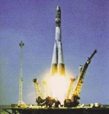 Wie alle Kosmonauten und Astronauten durchlief er umfangreiche medizinische Tests und Trainings zur Vorbereitung auf den Flug (rechts unten). tenschule in Orenberg empfahl.