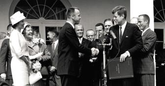 BEMANNTE RAUMFAHRT TEIL 1 NASA US-Präsident John F. Kennedy zeichnete Shepard für seinen Pionierflug mit der Nasa-Verdienstmedaille aus (links).
