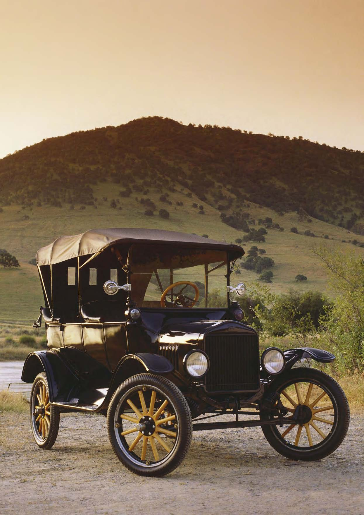 DER TÜFTLER, DER DIE WELT AUF RÄDER STELLTE Henry Ford Am 1. Oktober 1908 präsentiert Ford in Detroit das Model T: Robust, leicht, einfach zu fahren und erschwinglich für fast jedermann.