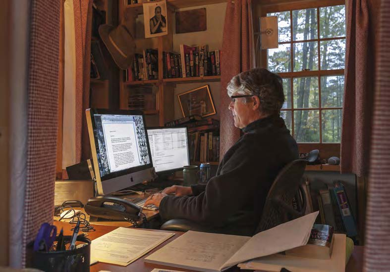 LITERATUR Vielleicht wird Pendergast ewig leben. Preston bei der Arbeit: Trotz aller Abgeschiedenheit ist der Autor in seiner Schreibhütte mit der Außenwelt durch Telefon und Internet verbunden.