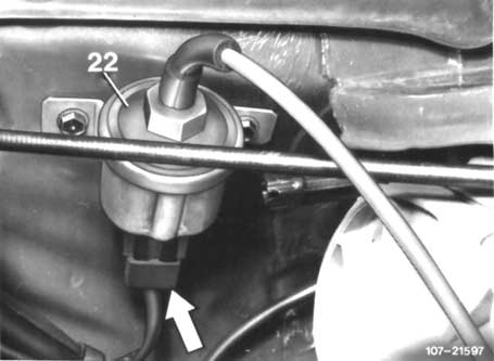 C. Leerlauf- und Teillasterkennung a) Fahrzeuge mit Unterdruckschalter Kupplung (Pfeil) am Unterdruckschalter