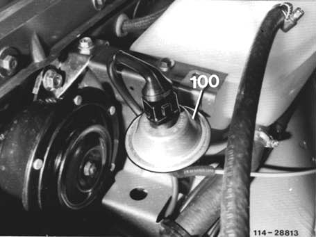 E. Leerlaufdrehzahl bei warmen Motor zu hoch Motor im Leerlauf bei ca. 80 C Motoröltemperatur. Wählhebel in Stellung P bzw. N. Kupplung am Temperaturschalter (19) abziehen.