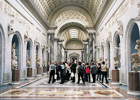 Alternativ haben Sie die Möglichkeit, an einer geführten Privatbesichtigung der Vatikanischen Museen und der Sixtinischen Kapelle teilzunehmen. Und das in aller Ruhe und ohne das übliche Gedränge.