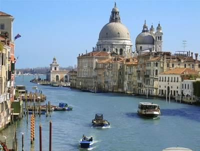 Venedig Die Stadt der Gondeln und das Wassers. Mit dem Bootstransfer gelangen Sie zum Markusplatz.