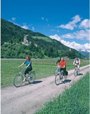 Wer möchte, kann bereits auf dem Jaufenpass das Rad besteigen und während einer flotten Abfahrt nach Sterzing das einzigartige Panorama genießen. Von der Fuggerstadt Sterzing radeln Sie gen Süden.