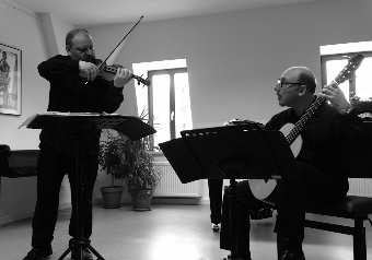 Corde Sonanti heißt das Duo Leopoldo Saracino (Gitarre/Theorbe) und Ronny Mausolf (Violine), das hier ein Konzert gibt.