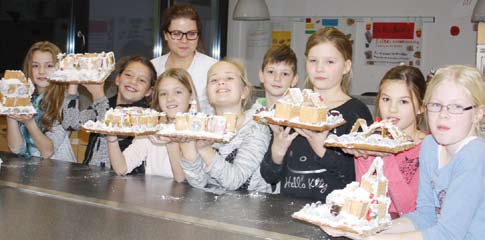 Die stolzen Architekten der OGS Schulnachrichten Lebkuchenhäuser aus der Weihnachtsbäckerei In den Wochen vor Weihnachten duftete es in der Alexander-Behm-Schule köstlich nach frischem Lebkuchen.