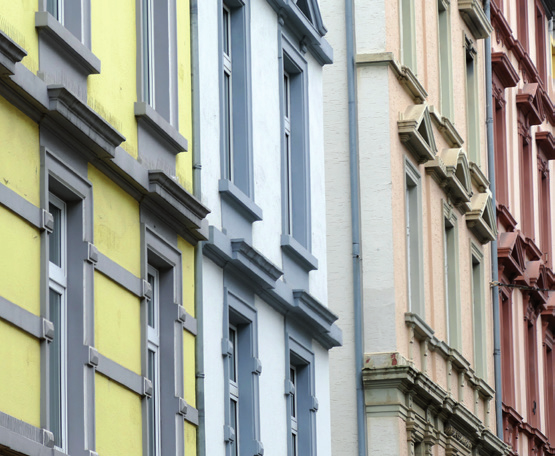 Schöne alte Häuser in Frankfurt Bezahlbare Wohnungen für alle In Frankfurt fehlen mehr als 30.000 Wohnungen. 6 7 Die Mieten werden immer teurer. Es gibt nicht genug bezahlbare Wohnungen.
