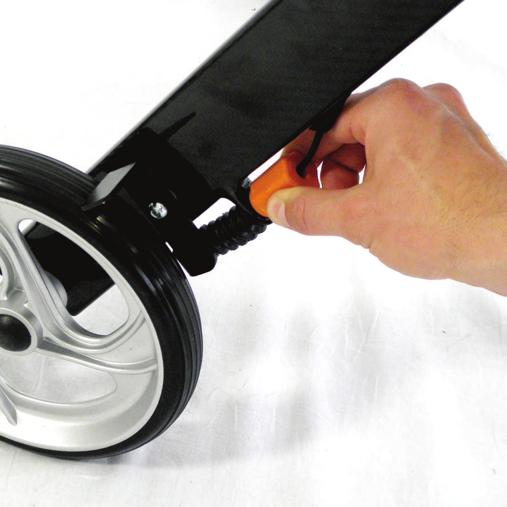 CARBON 3. Feinjustieren: Schutzkappe zurückziehen, bis die Einstellschraube gedreht werden kann (Abbildung 14). Einstellschraube im Uhrzeigersinn drehen: Bremswirkung verringern.