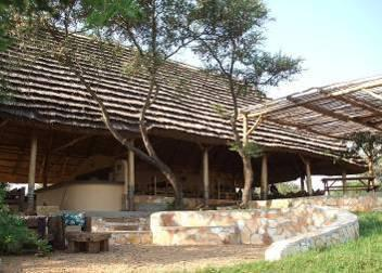 Die Lodge bietet komfortable und gemütliche Mittelklasseunterkünfte in Safari-Zelten und schönen reetgedeckten Häusern.