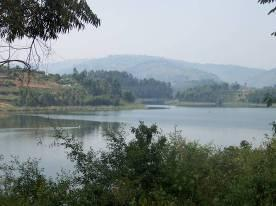 9. Tag: FAHRT ZUM LAKE BUNYONYI Heute starten sie ihre Fahrt zu einem der schönsten Plätze Ugandas, sie fahren zum bezaubernden Lake Bunyonyi.