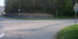 Der Bau eines Radwegs ist dringend erforderlich. Zuvor, bei den Sportanlagen in Neckargemünd, wo eigentlich genug Platz ist, wird der Weg in zwei schmale Hälften geteilt.