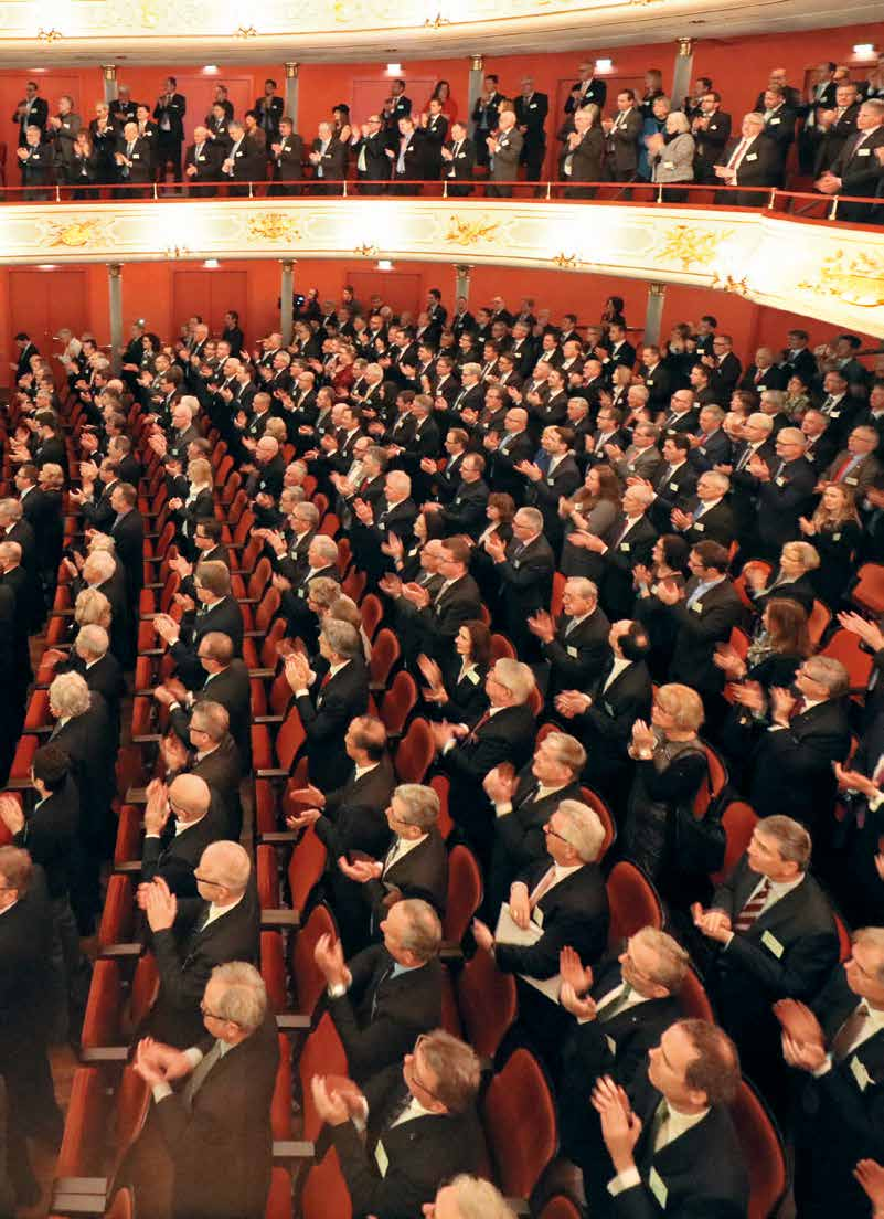 15. Februar 2016 FESTAKT ZUM JUBILÄUM Rund 800 Ehrengäste waren der Einladung des DATEV-Vorstands zum Festakt im Nürnberger Opernhaus gefolgt: unter ihnen Bayerns Finanzminister Dr.