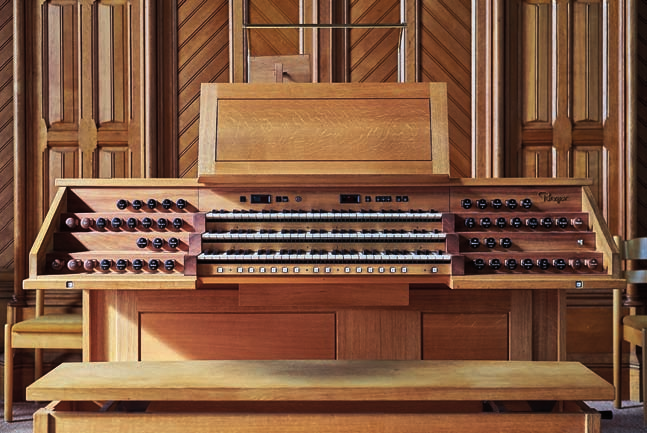 Spieltisch der Rieger-Orgel in