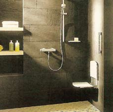 Leicht bedienbare Armaturen Unterfahrbares Waschbecken Toilette in bequemer Höhe Bodenebener Duschbereich Sitzgelegenheiten Haltegriffe