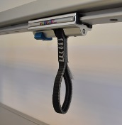 020-3010-8400 Schiebepfosten mobile Stütze, welche mit integrierten Schlitten entlang einer Decken T-Schiene verfahren wird.