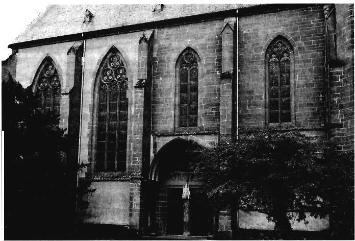 A 2. Die Stiftskirche als Bauwerk 25 Die Nordwand des Kirchenschiffes zeigt dessen beide Bauabschnitte und den großen Seiteneingang.