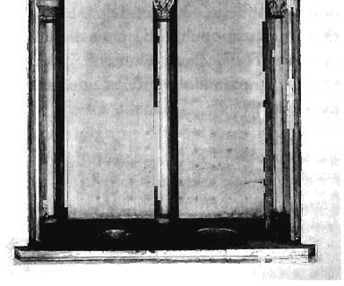 beiden Diakone mit in die Wand eingefügten rechteckigen Bauelementen, wohl noch in der Bauzeit der